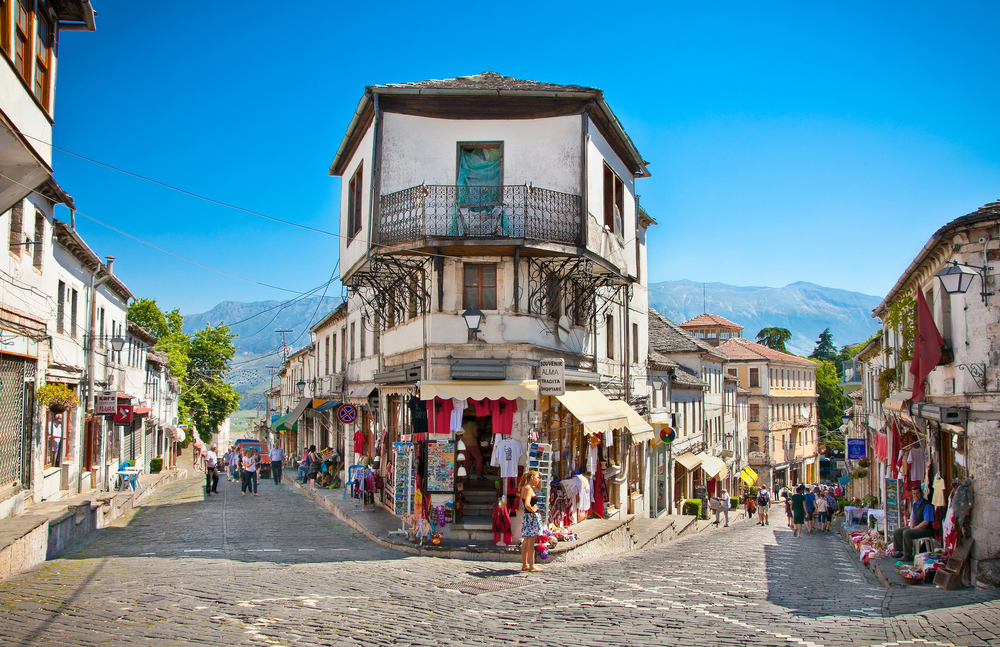blog Gjirokastër: Město šedého kamene, tajemných pevností a živých legend