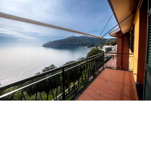 081b) Historic Villa Il Vigneto 49, Sea view, Balcony, Free private parking