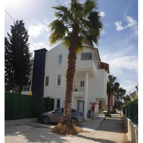 #1 Green Villa in BELEK Golf area with PRIVATE POOL & GARDEN 10 BEDS FULL TRIPLEX VILLA WIFI NETFLIX Full Kitchen & Bed Equipments Air Conditions free parking