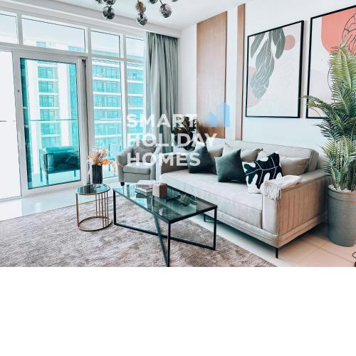 1 Minute To Private Beach, Modern 1-BDR at Emaar Beachfront by Smart Holiday Homes