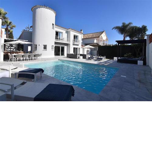 10054 - LUXURIOUS BEACH SIDE VILLA