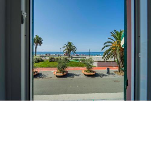 106 - Casa di Alice, fronte vista mare,20metri spiaggia