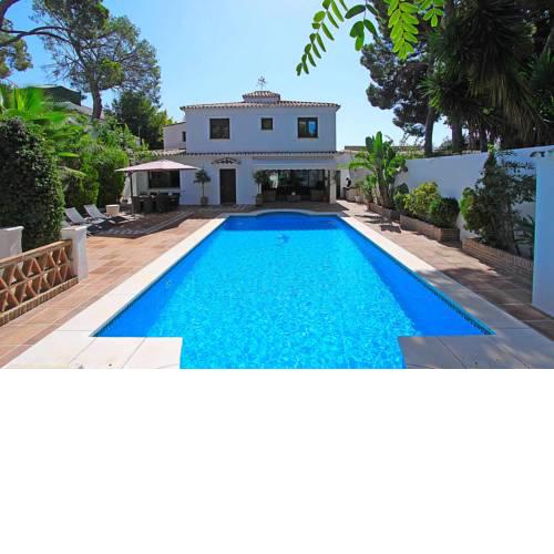 1102 Villa with pool ,lounge, BBQ ,direkt in Marbella