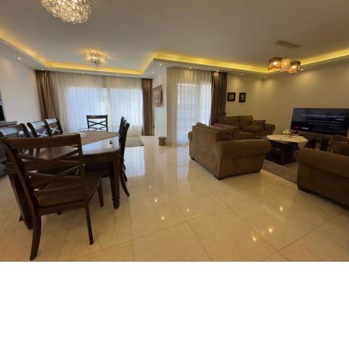 1108 . Spacious 3BR Apt. 2BA Near Airport