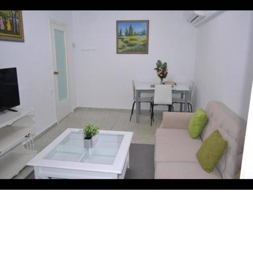 15 Minutes walk to the city centre and beach 3 bedroom Apartment Deluxe -esp1yr