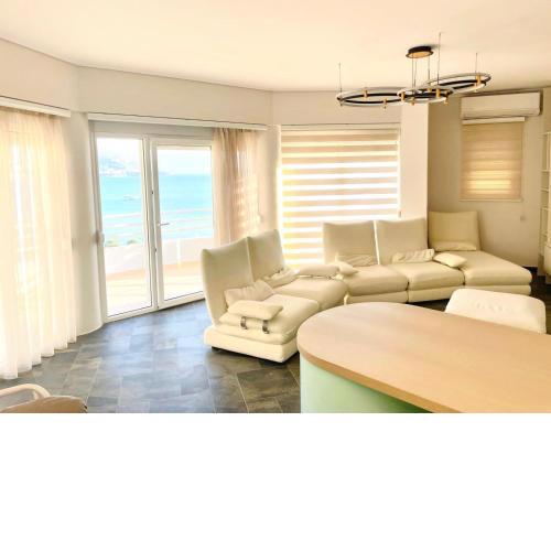 180degree Seafront Apartment in Lungomare