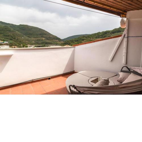 190 - Casa Sarola con terrazza, 15 minuti di auto dal mare