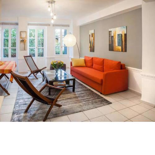1st floor, 3room apartment, up to 6 people @ historic center; great neighborhood