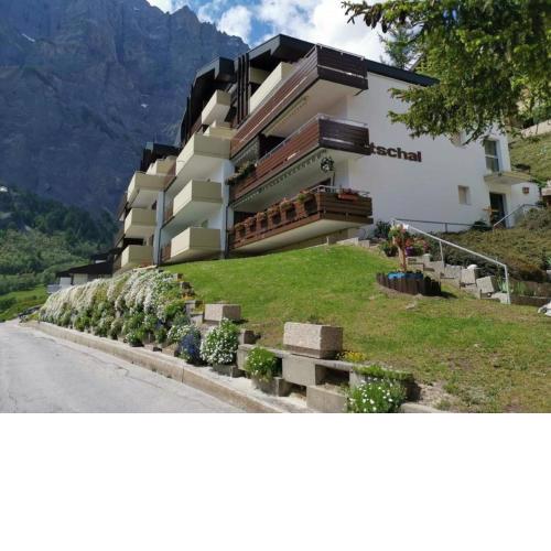 2 12 Zimmer Familienwohnung
