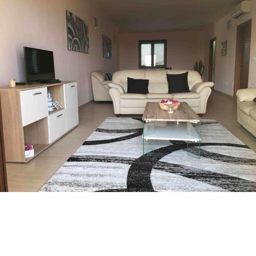 2 bed hilltop house with panoramic views of Puglia