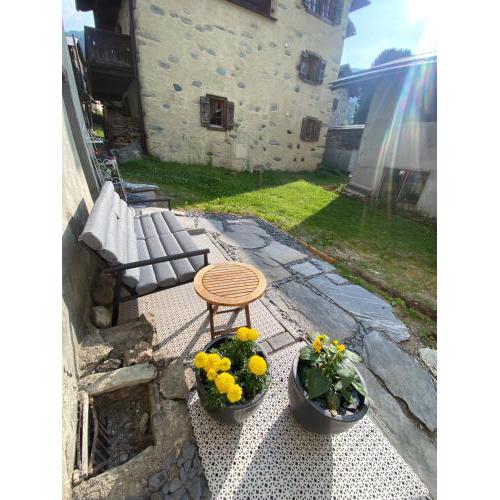 2 bedroom apartment with quiet patio