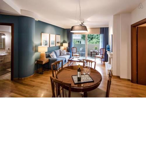 2 bedroom flat next to Acropolis