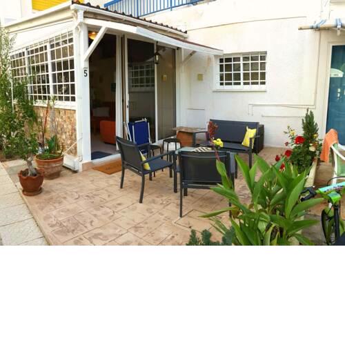 2 bedroom ground floor apt, 5 minutes walk from the beach
