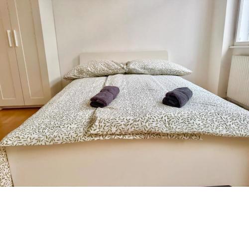 2 Bedroom Long-Term Central Apartment with Free Parking