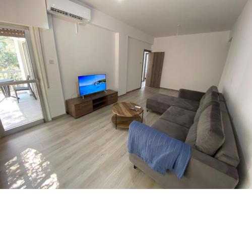 2 Bedroom self contained apartment opposite the Four Seasons Hotel