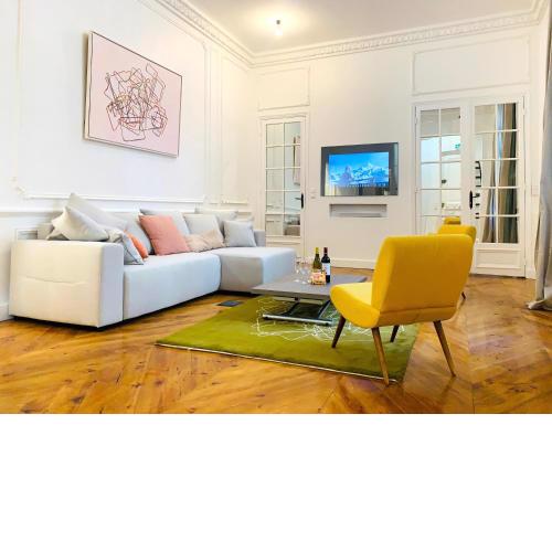 2 bedrooms between Champs-Elysees and av Montaigne