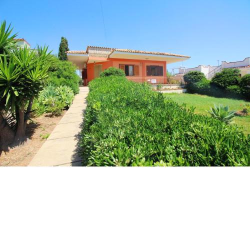 2 bedrooms house at Lido di Noto 300 m away from the beach with sea view enclosed garden and wifi