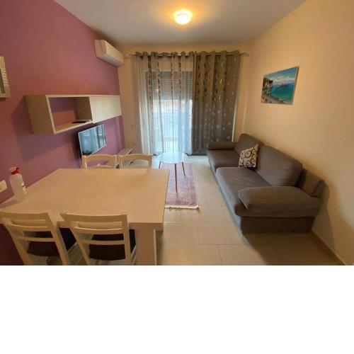 2 Bedrooms Seaside View Apart, free parking.