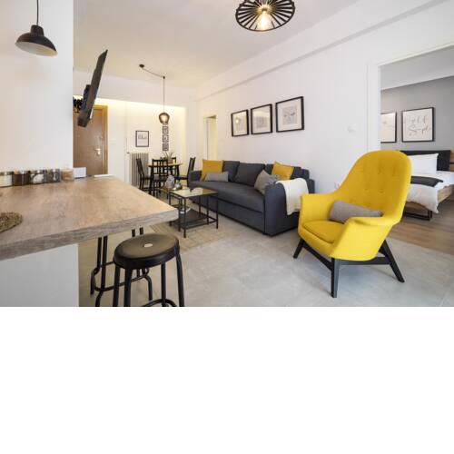 2 Master Bedrooms & Secret Garden- 6' Walk To The Metro