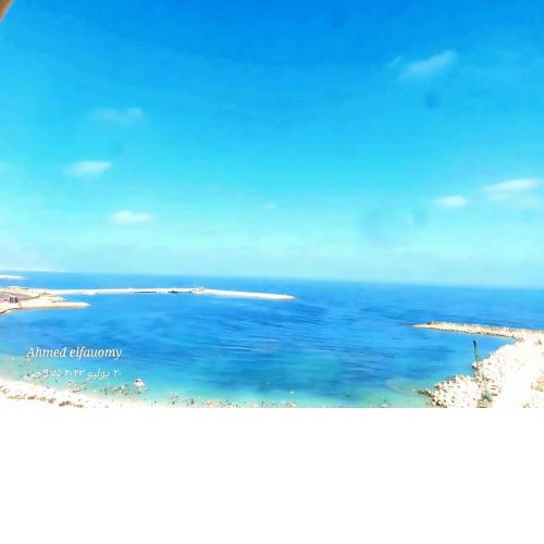 شقه ثلاث غرف نوم و 2 حمام كلها علي البحر