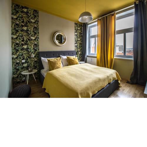 2BDR Balcony Apt with Awesome View by Ruterra
