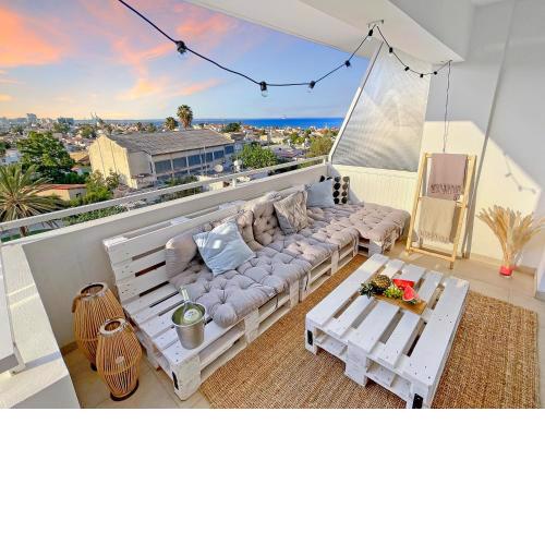 2BR SEAVIEW Apt in prime location 1 min from sea