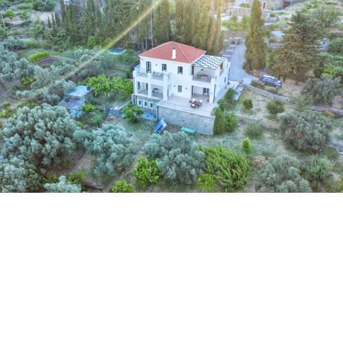 3-BDR Oasis Home - Steps Away from Menites Springs