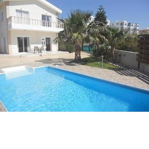 3 Bed Villa 10 minutes drive from beautiful beach
