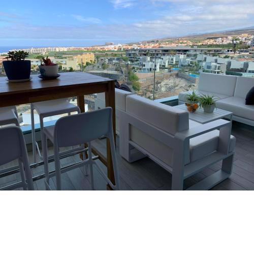 3 bedroom apartment with sea view 8th floor