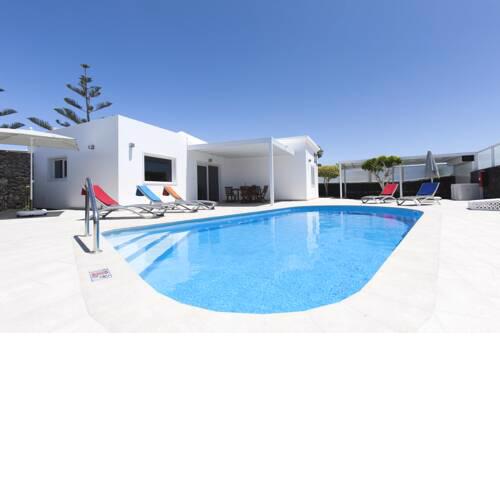 3 bedroom Villa Delphi with private heated pool.