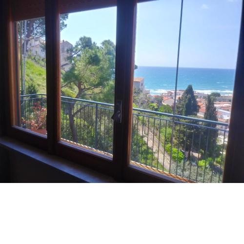 3 bedrooms appartement with sea view enclosed garden and wifi at Sperlonga 1 km away from the beach