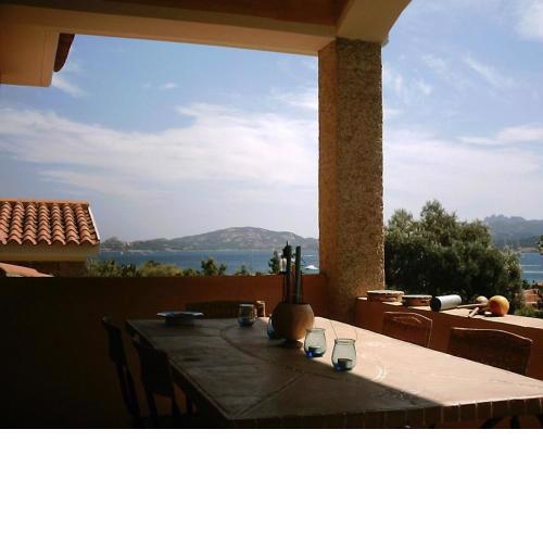 3 bedrooms house at Cannigione 600 m away from the beach with sea view and enclosed garden