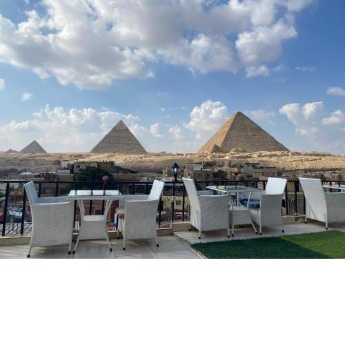 3 Golden Pyramids Inn