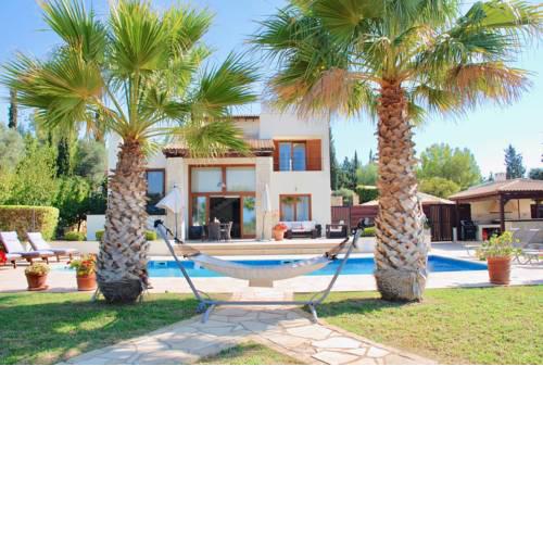 4 bedroom Villa Lofou with private pool and sea views, Aphrodite Hills Resort