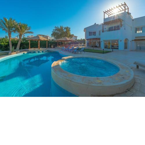 4 Bedroom Villa with Heated Pool, Jacuzzi & Lagoon View in Phase 4