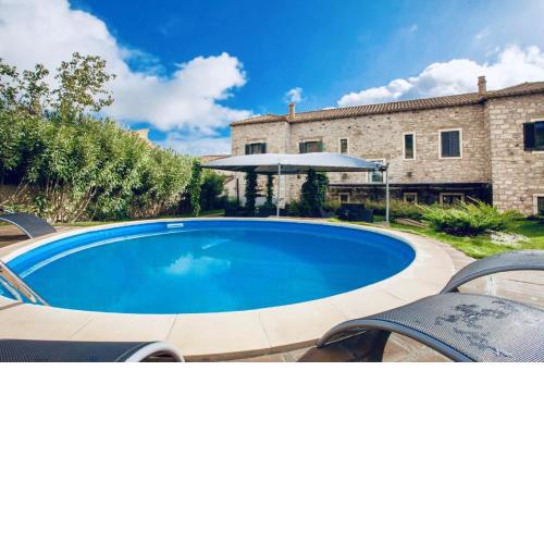 5 bedrooms mansion with private pool enclosed garden and wifi at Gesturi