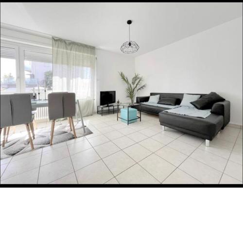 5 URBAN-CHIC APARTMENT