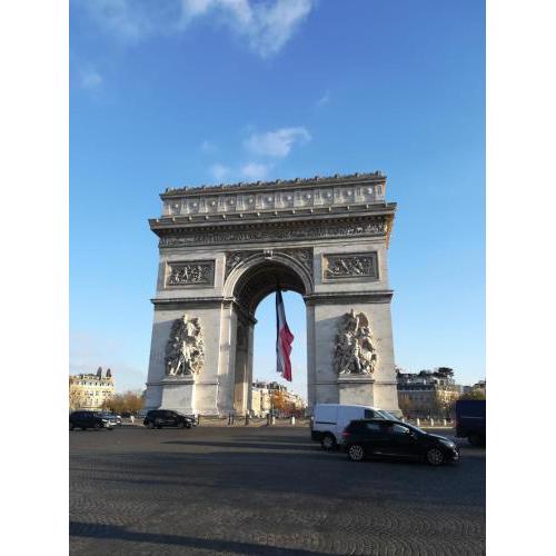 50m2 very quiet, comfortable and fully equipped appartment 2min walk from Arc de Triomphe, 2 beds including king size