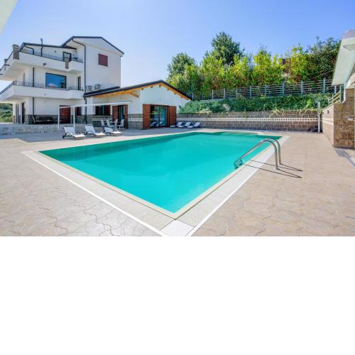 6 bedrooms villa with private pool enclosed garden and wifi at Caiazzo