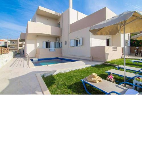 7 bedroom villa with pool, 700m from the beach!