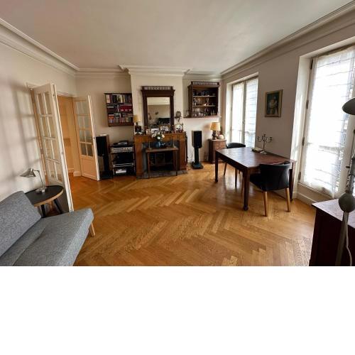 70 sqm apartment in 75008 Paris