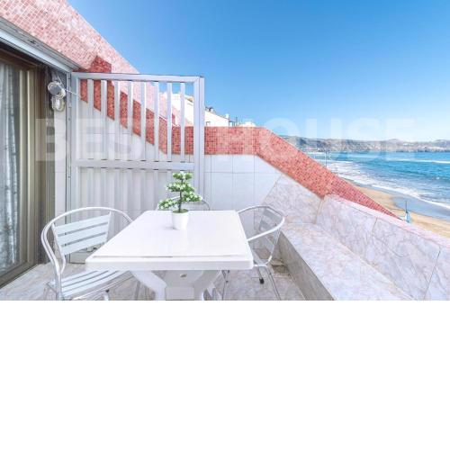 702 Bright Beachfront Studio