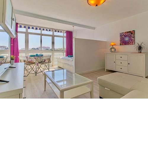 797 Holiday Rentals- Moderno, céntrico y espacioso estudio Benalmádena