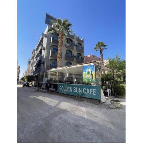 فندق جولدن صن العروسه طريق الشيراتون السقالة ميدان محافظة البحر الأحمر 84511 مصر