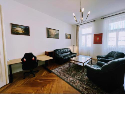 90s Retro Czech Flat / Beautiful Square / Metro
