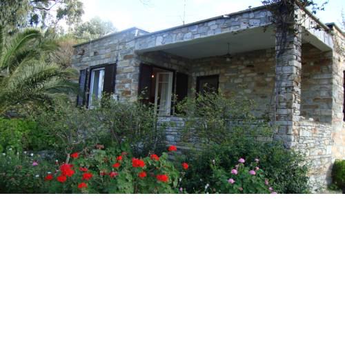 Πέτρινο σπιτάκι κοντά στη παραλία