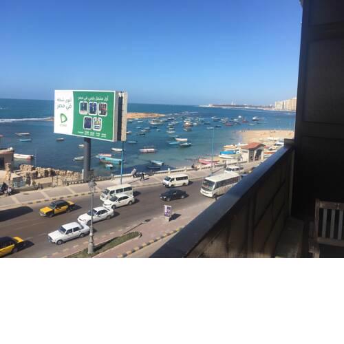 شقه مميزه علي البحر مباشره للعائلات ميامي اسكندريه