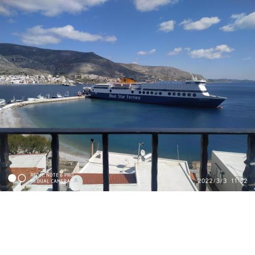 Σπίτι με σοφίτα μπροστά σε παραλία