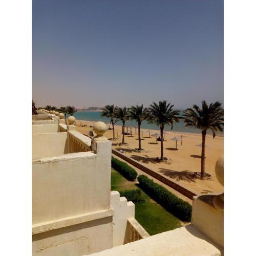 شاليه أول صف على البحر بالعين السخنه