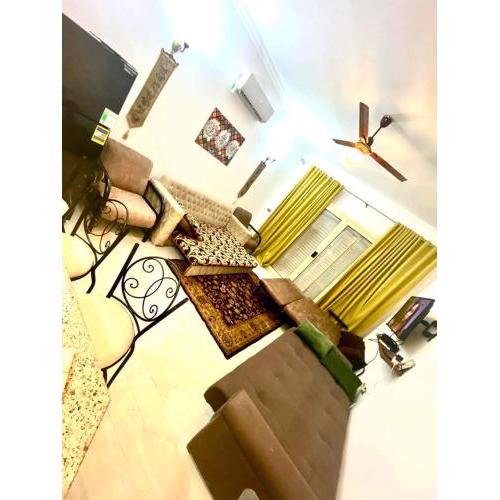شاليه ارضي بجنينة غرفة نوم واحدة مكيف بالكامل للعائلات فقط